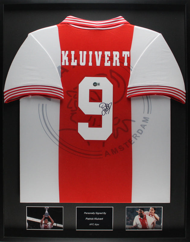 Camiseta de local enmarcada del AFC Ajax de Patrick Kluivert 95/96