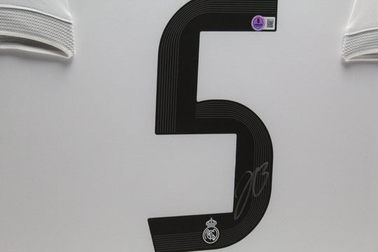Camiseta de local enmarcada del Real Madrid de Jude Bellingham 25/26