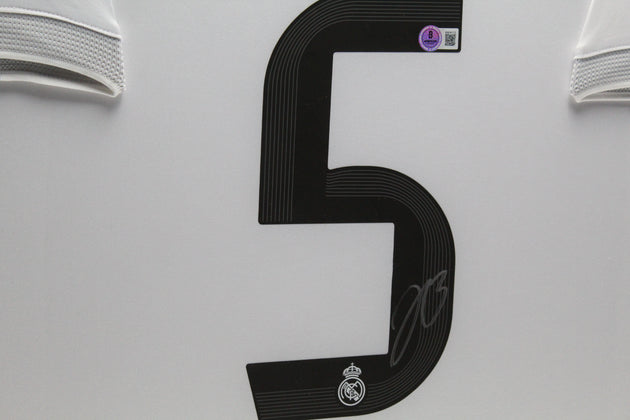 Camiseta de local enmarcada del Real Madrid de Jude Bellingham 25/26